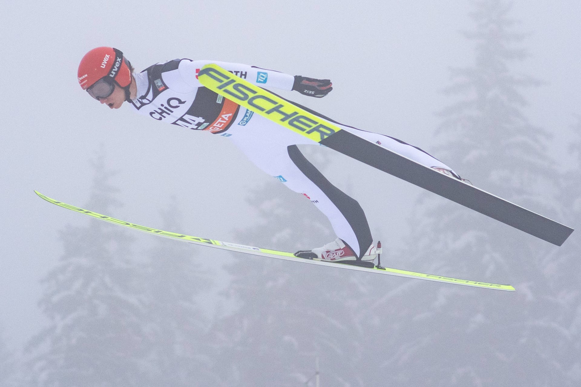 Überflieger: Karl Geiger beim Weltcup in Klingenthal.