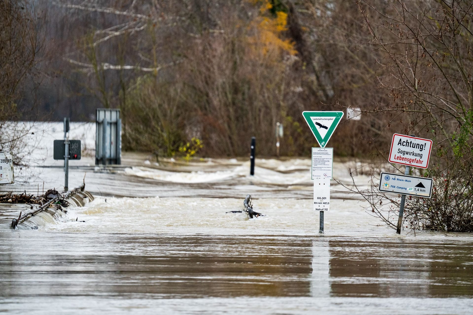 Bei Trebur im Kreis Groß-Gerau tritt das Wasser bereits über das Ufer und flutet Straßen und Wege.