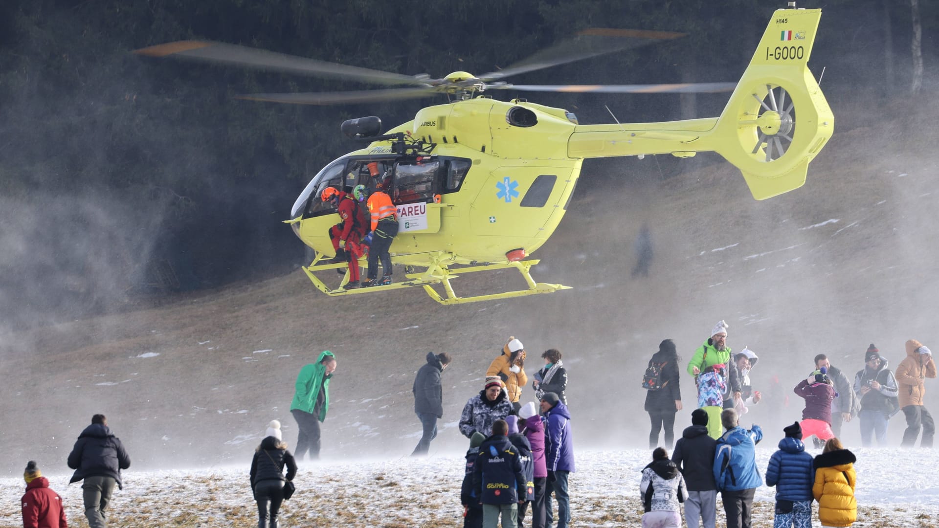 Der Hubschrauber transportiert Marco Schwarz ab.