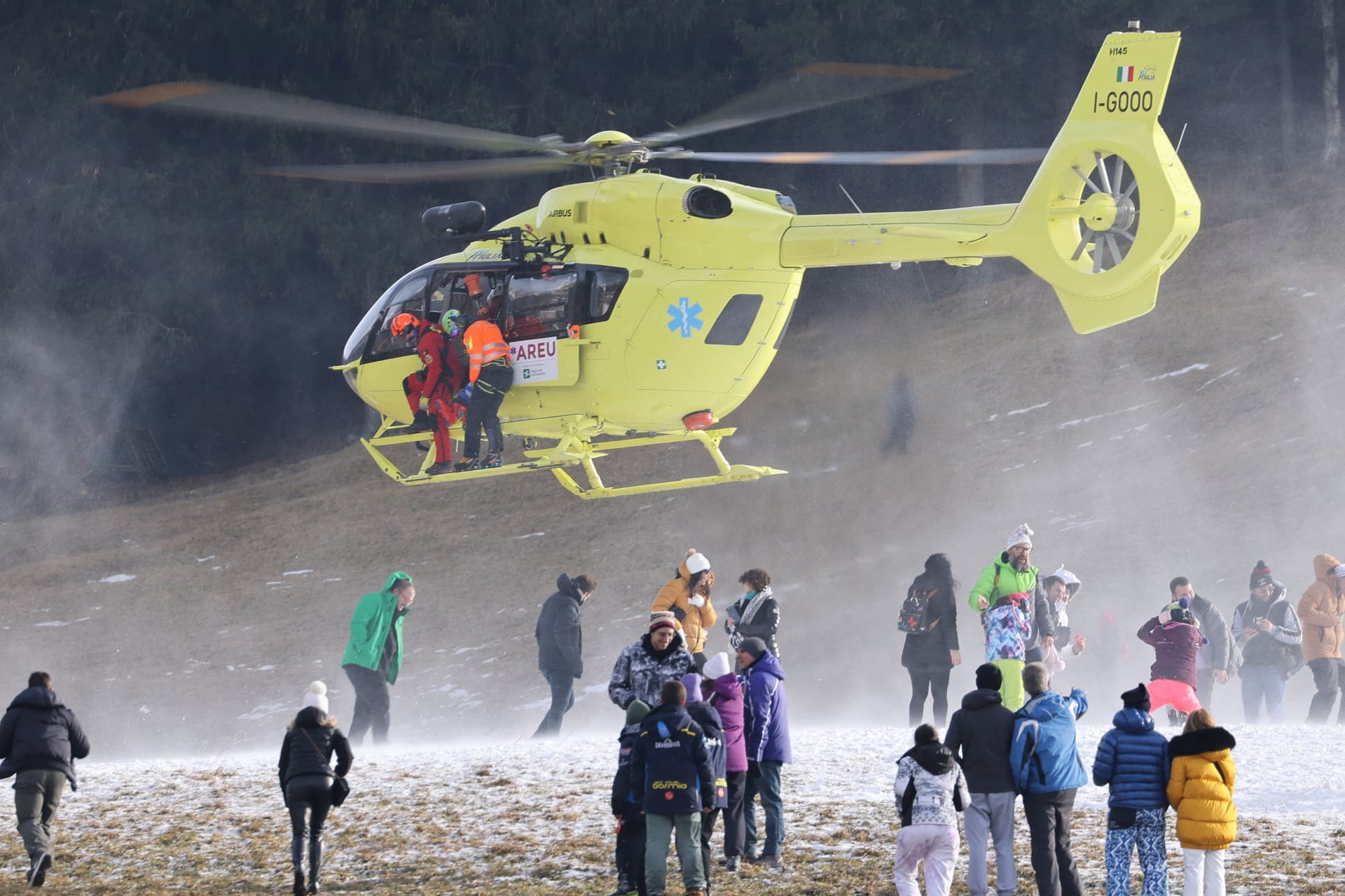 Der Hubschrauber transportiert Marco Schwarz ab.