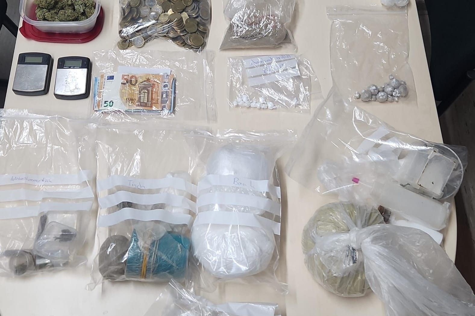 Die Beweismittel: Drogen, Geld und Waagen stellte die Polizei in der Nacht sicher.