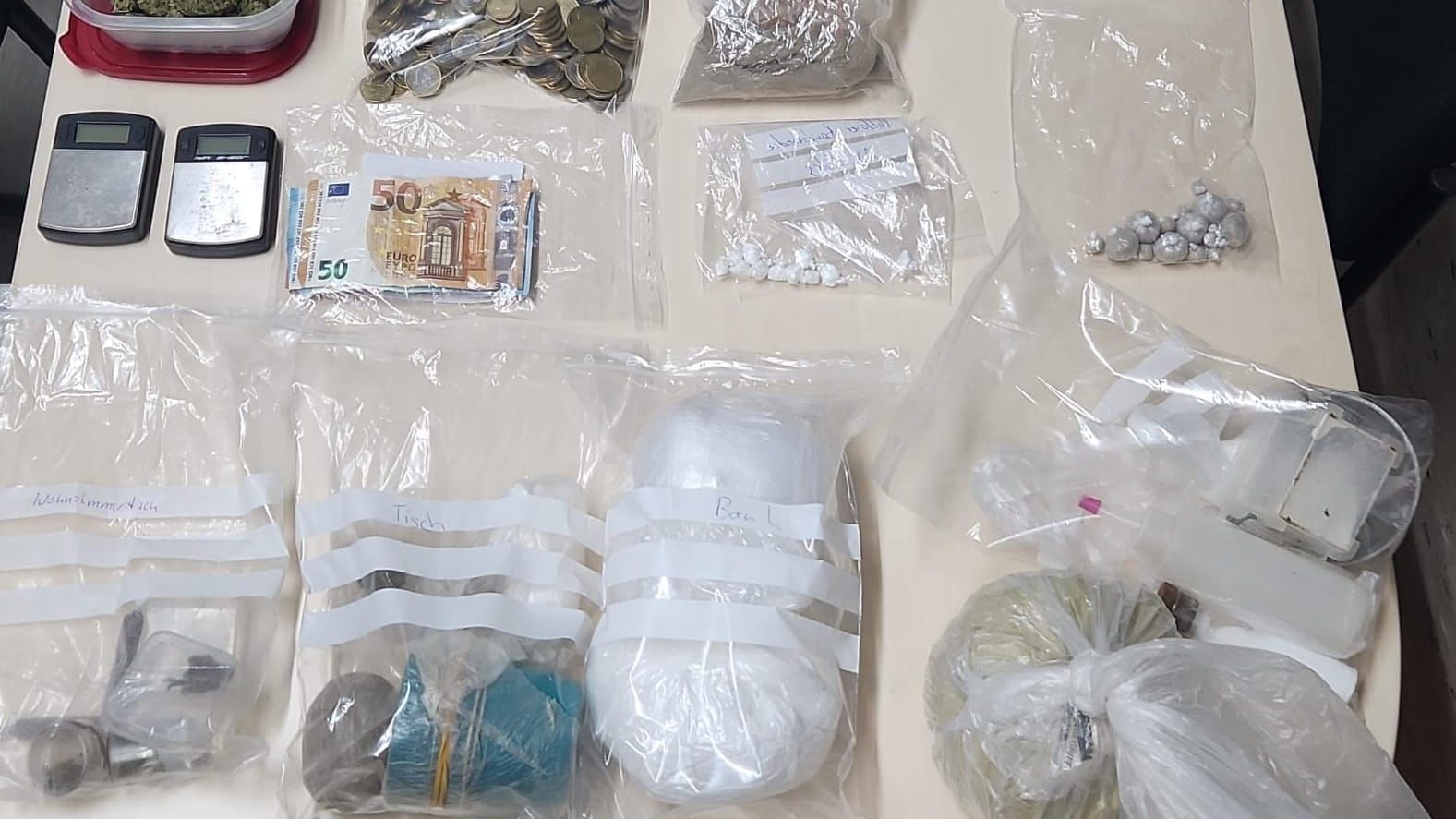 Die Beweismittel: Drogen, Geld und Waagen stellte die Polizei in der Nacht sicher.