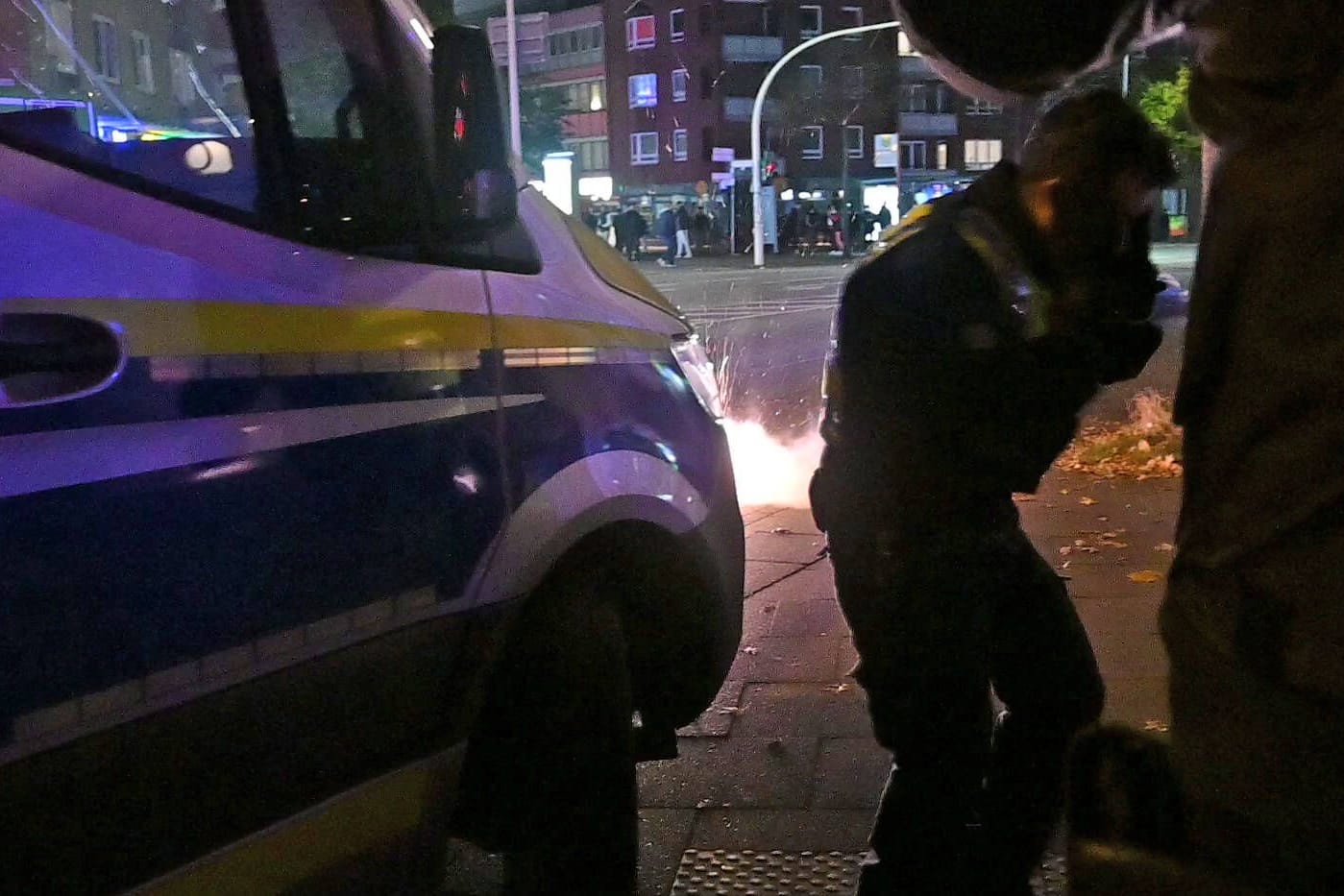 Ein Böller explodiert neben einem Polizisten (Archivbild): In Hamburg gab es an Halloween und Silvester zuletzt gewalttätige Übergriffe auf Einsatzkräfte.