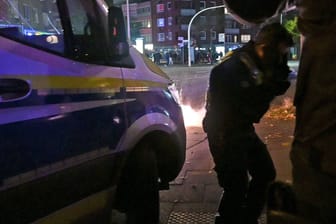 Ein Böller explodiert neben einem Polizisten (Archivbild): In Hamburg gab es an Halloween und Silvester zuletzt gewalttätige Übergriffe auf Einsatzkräfte.