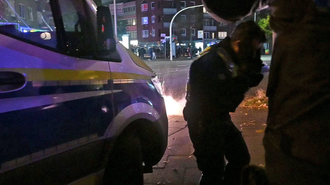 Ein Böller explodiert neben einem Polizisten (Archivbild): In Hamburg gab es an Halloween und Silvester zuletzt gewalttätige Übergriffe auf Einsatzkräfte.