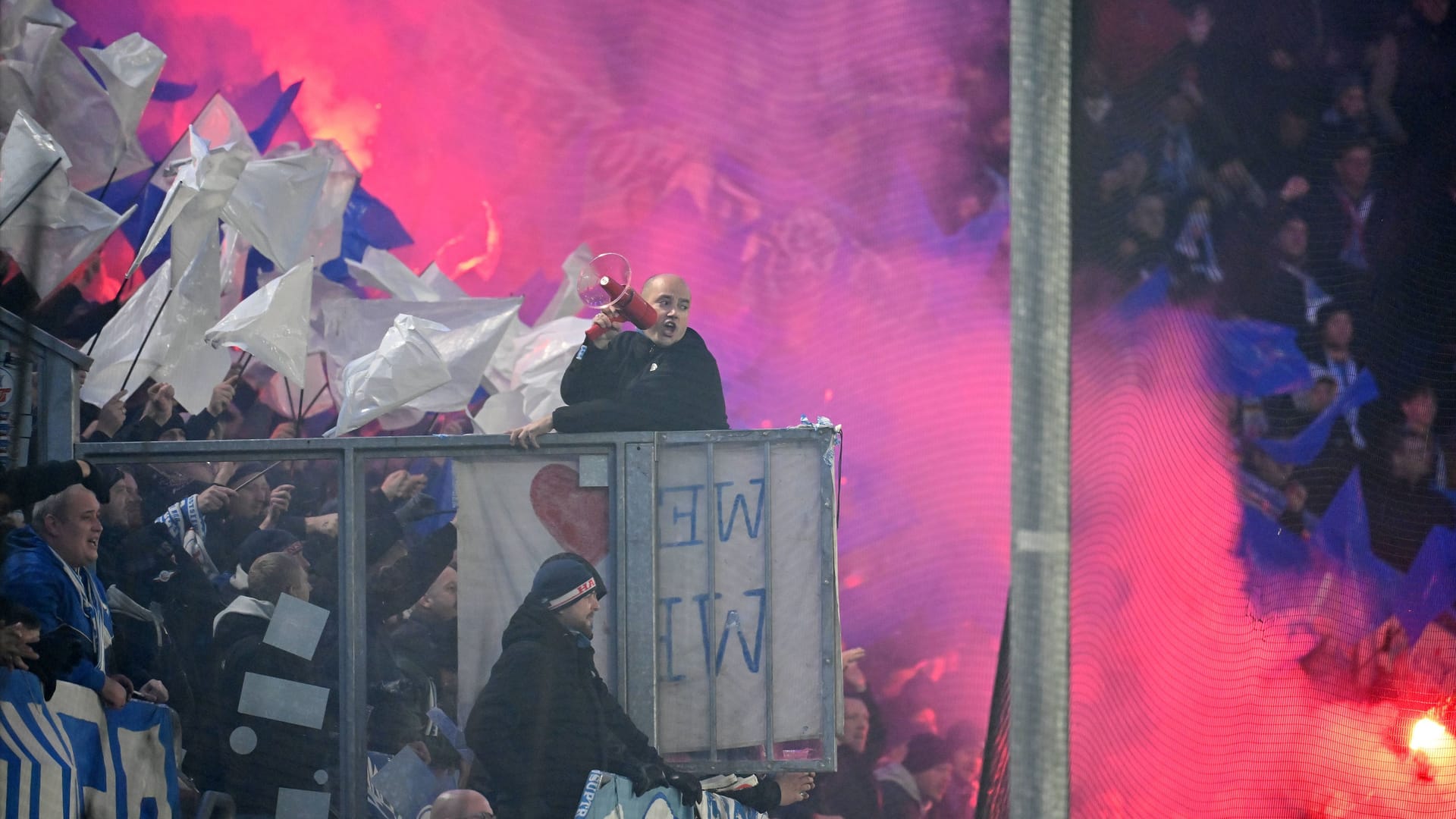 Pyrotechnik im Block von Hansa Rostock: Den Randalierern drohen jetzt harte Konsequenzen.