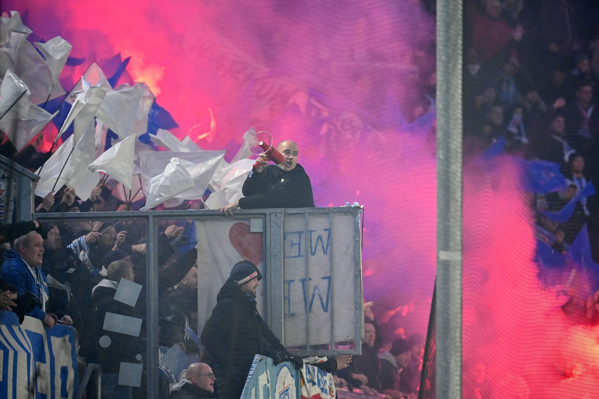 Pyrotechnik im Block von Hansa Rostock: Den Randalierern drohen jetzt harte Konsequenzen.