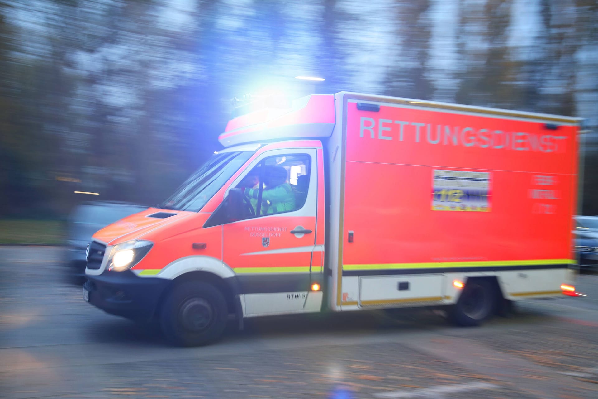 Ein Rettungswagen auf der Straße (Archivbild): In Bremerhaven kam ein Kind im Fahrzeug zur Welt.