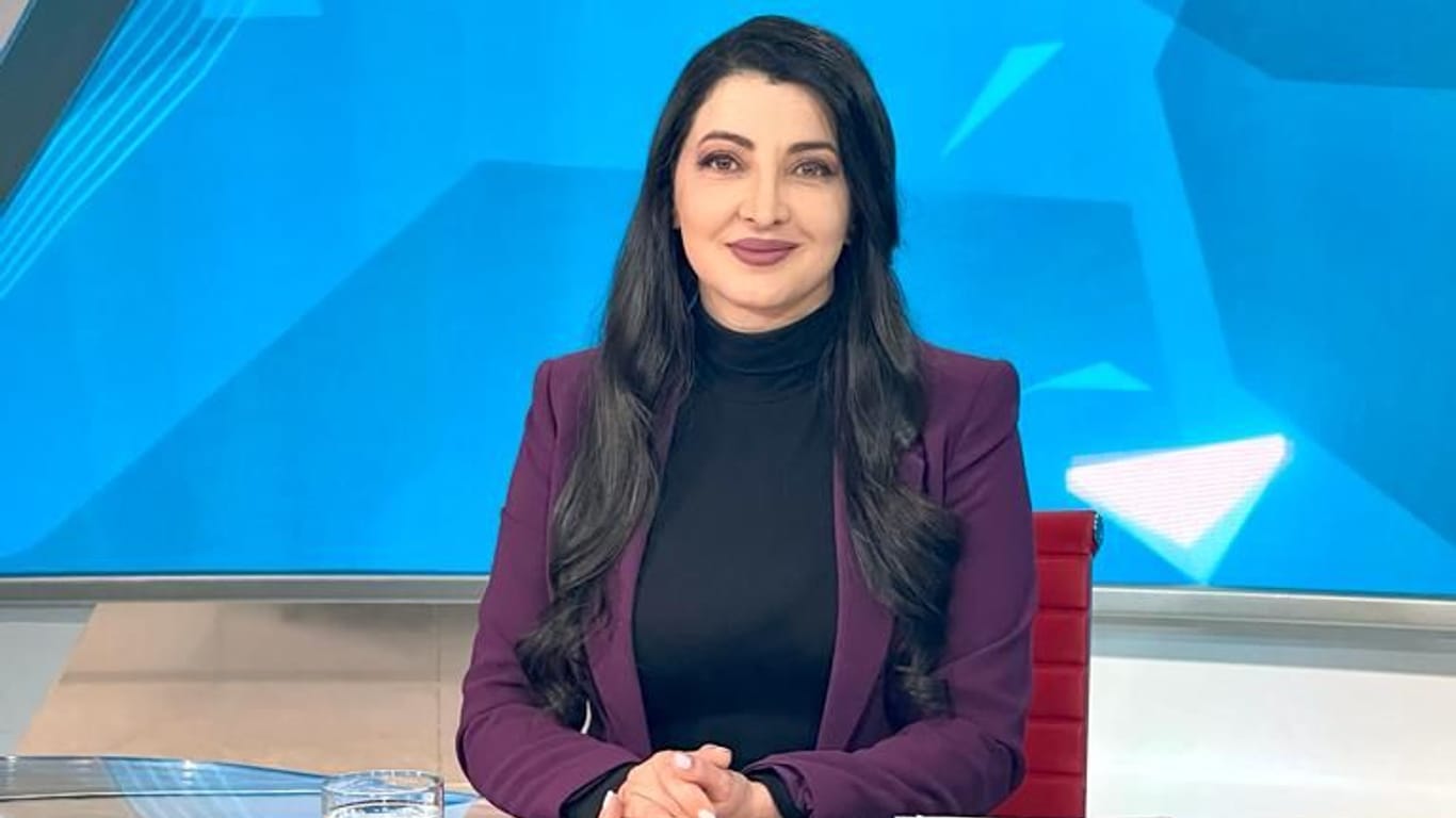 Die iranisch-britische Journalistin Sima Sabet bei einer TV-Moderation.