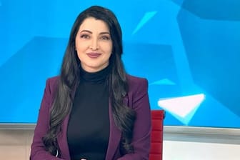 Die iranisch-britische Journalistin Sima Sabet bei einer TV-Moderation.