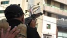 Hisbollah-Milizen bei Kämpfen in Beirut (Archivbild): Die Terrororganisation hat Pläne für einen Einmarsch in Israel.