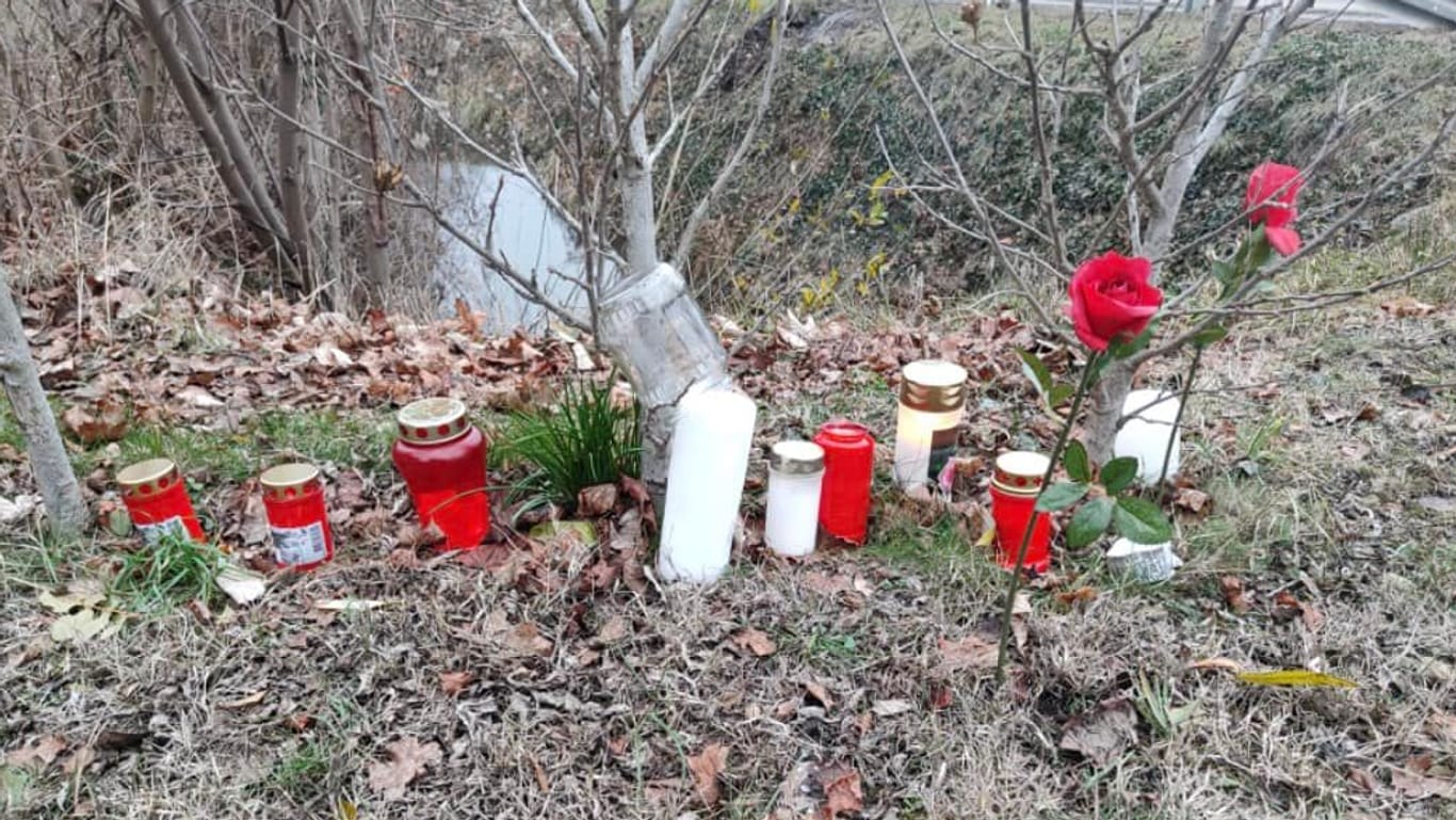 Ein Platz zum Trauern: Am Unfallort haben die Kameraden Kerzen aufgestellt.
