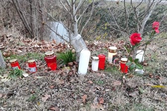 Ein Platz zum Trauern: Am Unfallort haben die Kameraden Kerzen aufgestellt.
