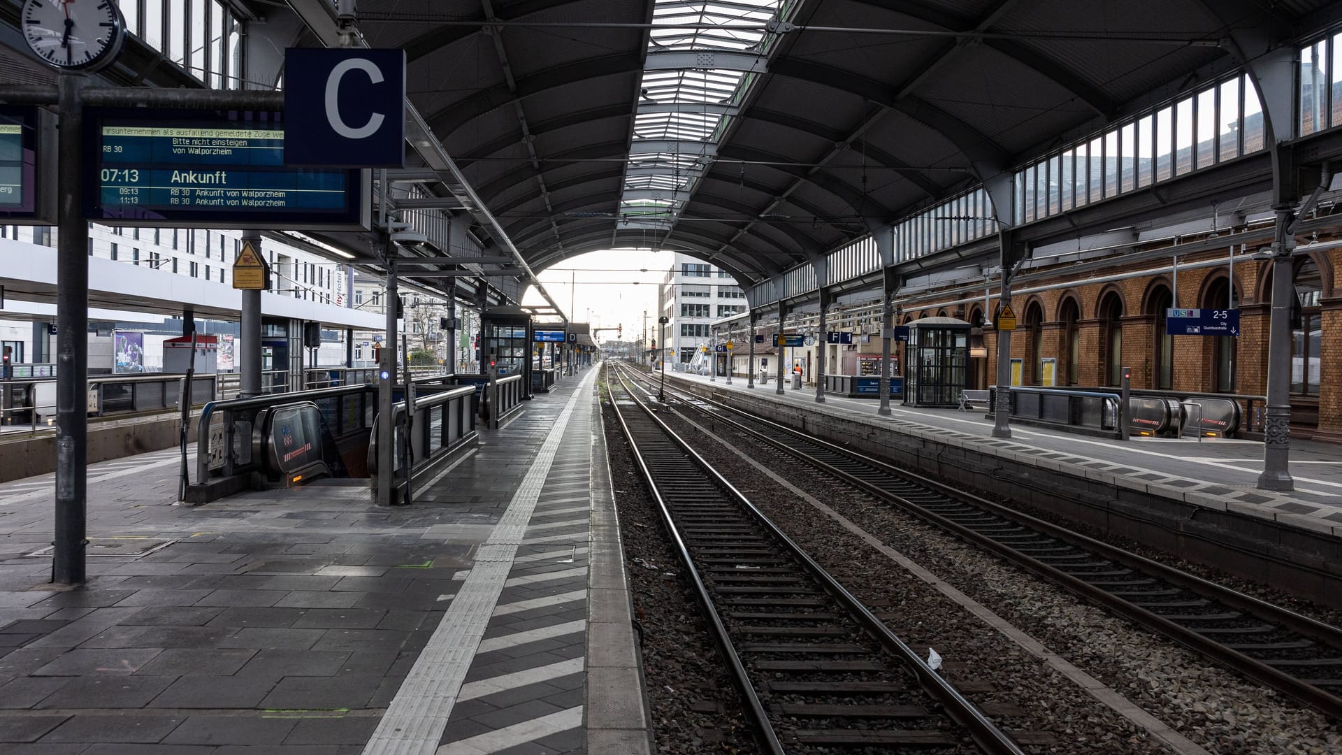 Leere Bahngleise in der Gleishalle des Bonner Hauptbahnhofs: In den kommenden Tagen wird das kein ungewöhnlicher Anblick sein. Leere Bahngleise in der Gleishalle des Bonner Hauptbahnhofs: In den kommenden Tagen wird das kein ungewöhnlicher Anblick sein.