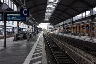 Leere Bahngleise in der Gleishalle des Bonner Hauptbahnhofs: In den kommenden Tagen wird das kein ungewöhnlicher Anblick sein.
