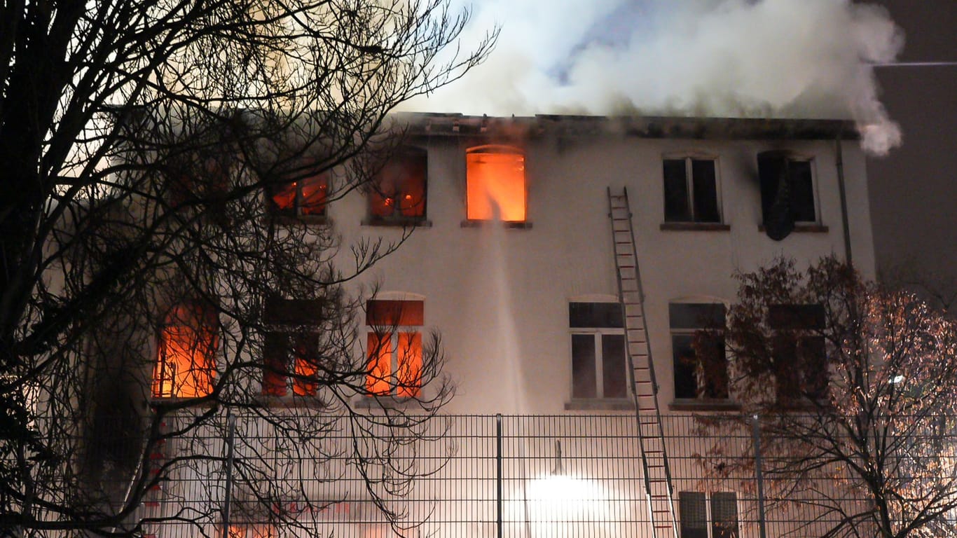 Flammen in Offenbach: Ein Kind schwebt nach dem Brand in Lebensgefahr.
