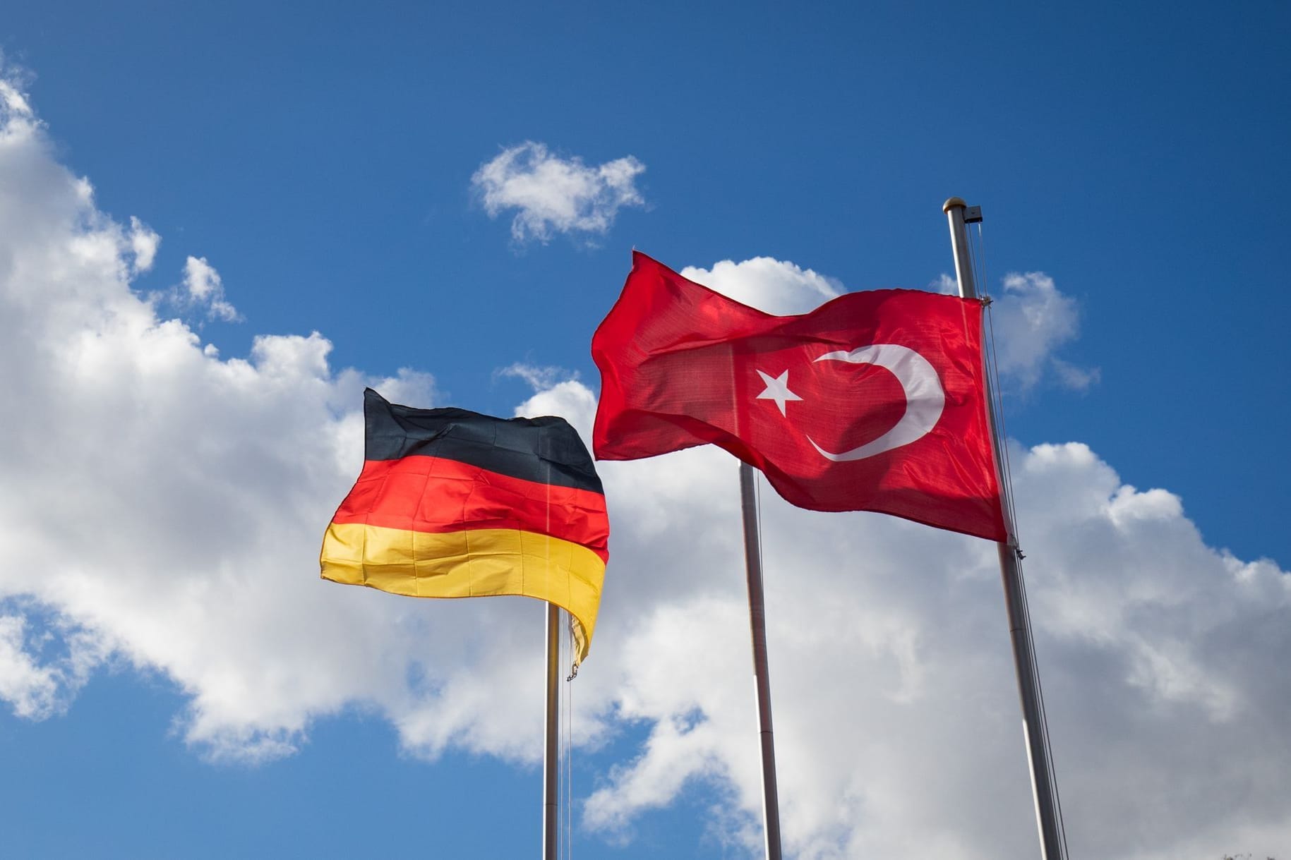 Deutsche und türkische Fahne