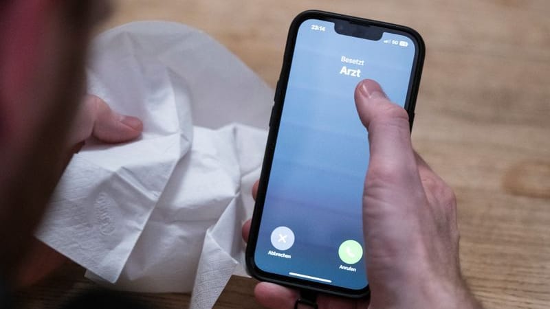 Anruf beim Arzt: Patienten können sich künftig wieder telefonisch von ihrer Arztpraxis krankschreiben lassen.