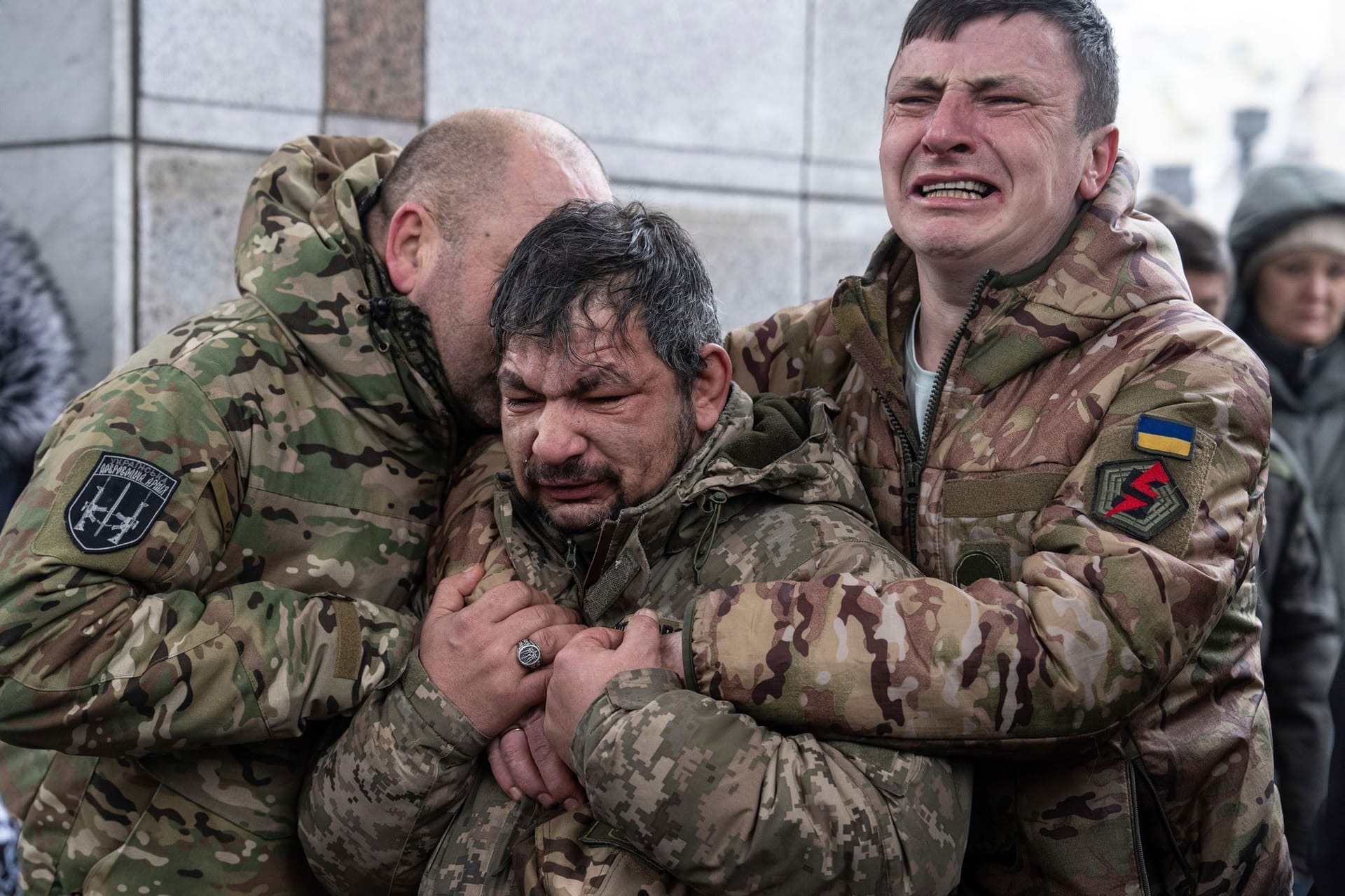 Kiew: Ukrainische Soldaten weinen neben dem Sarg eines Kameraden während seiner Trauerfeier auf dem Unabhängigkeitsplatz.