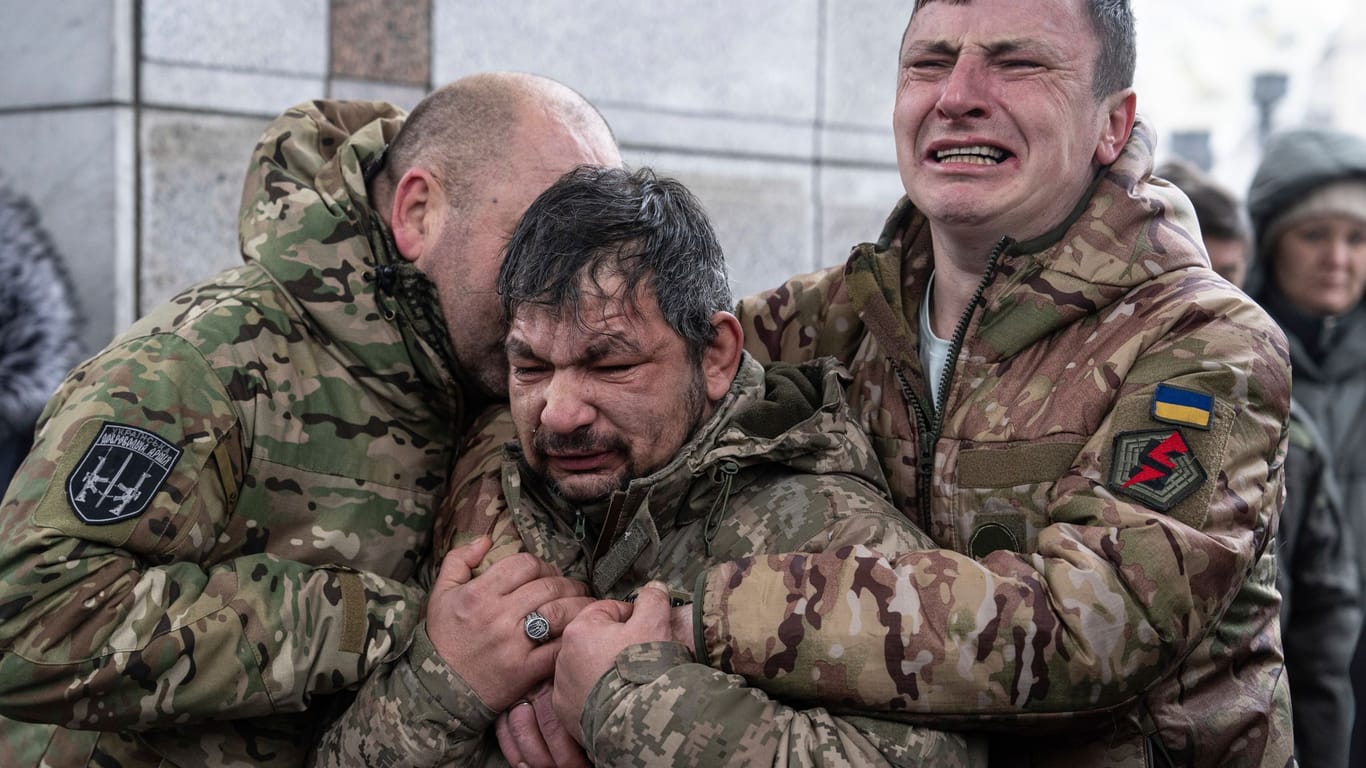 Kiew: Ukrainische Soldaten weinen neben dem Sarg eines Kameraden während seiner Trauerfeier auf dem Unabhängigkeitsplatz.