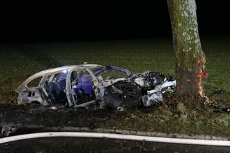 Das ausgebrannte Autowrack liegt vor einem Baum: Bei Neunkirchen-Seelscheid kam es in der Nacht zu einem schweren Unfall.