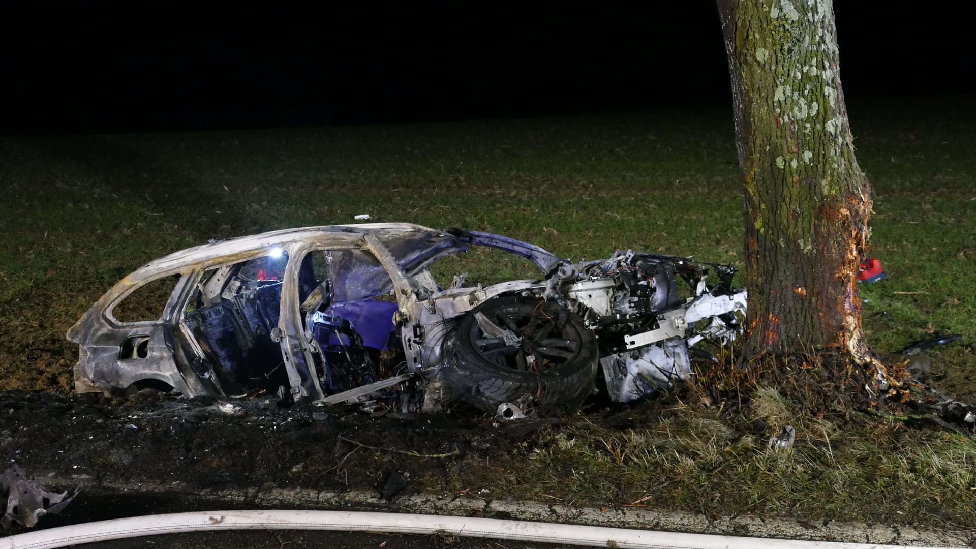 Das ausgebrannte Autowrack liegt vor einem Baum: Bei Neunkirchen-Seelscheid kam es in der Nacht zu einem schweren Unfall.