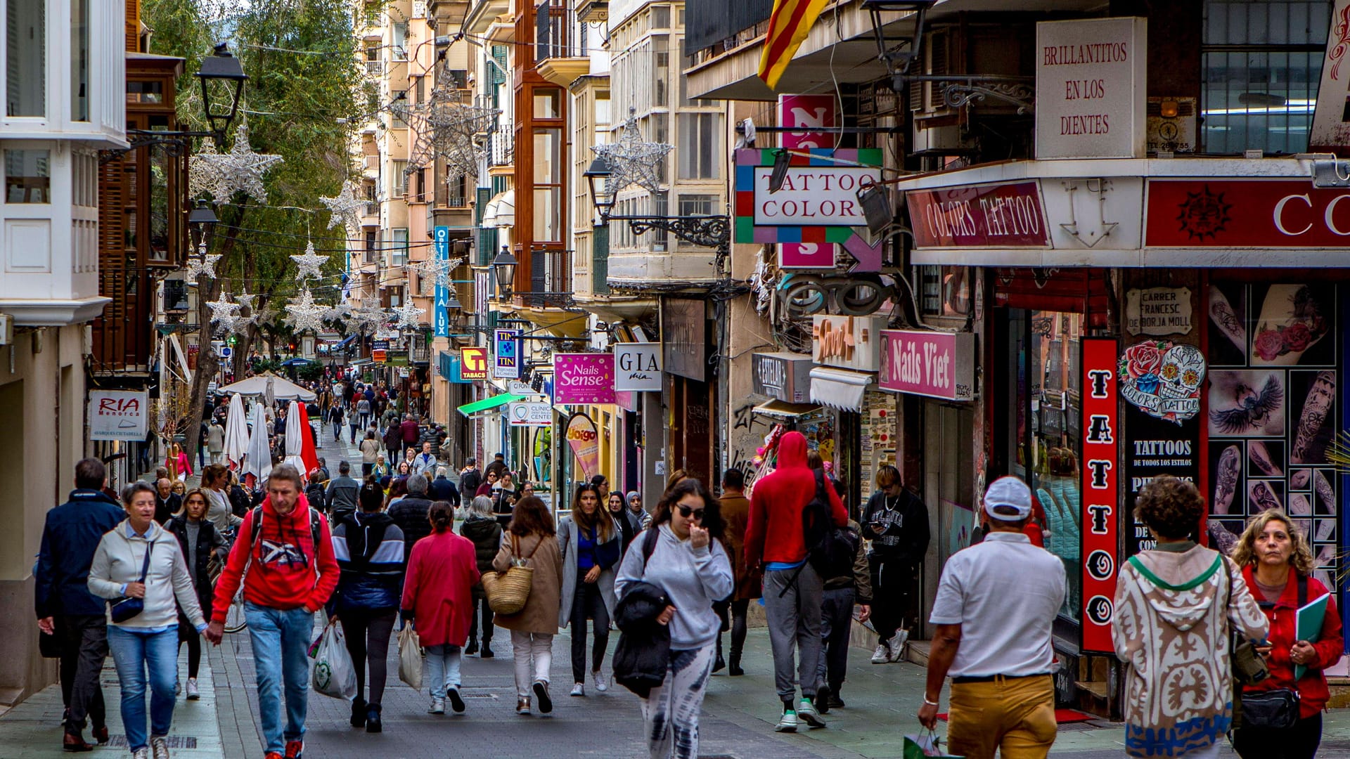 Fußgänger auf der Einkaufsstraße Carrer dels Oms in Palma de Mallorca: Heute könnte sich mit Ihnen jemand einen Scherz erlauben.