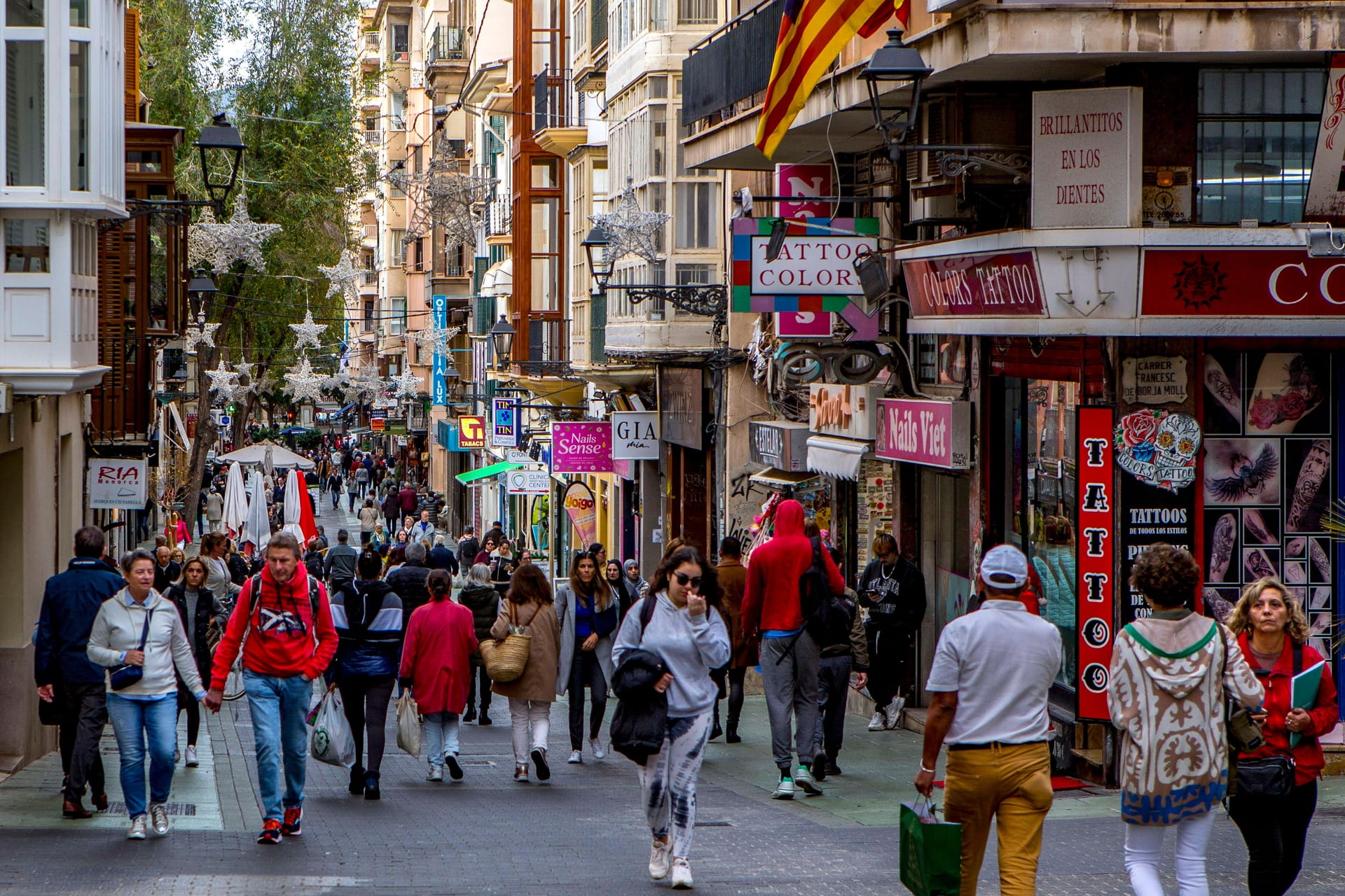 Fußgänger auf der Einkaufsstraße Carrer dels Oms in Palma de Mallorca: Heute könnte sich mit Ihnen jemand einen Scherz erlauben.