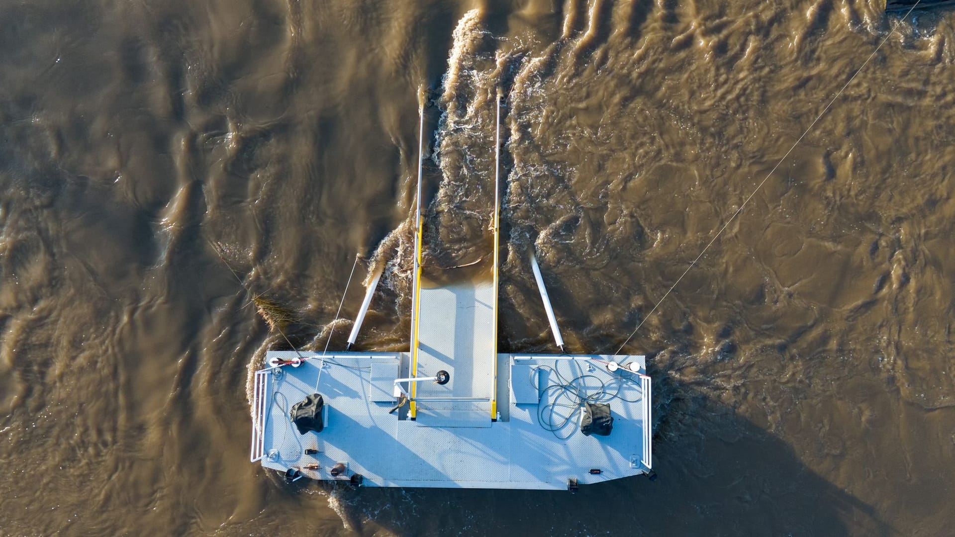 Dresden: Das Hochwasser der Elbe umgibt die Anlegestelle der Fähre Kleinzschachwitz.