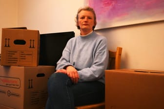 Kerstin Bruns sitzt zwischen Kartons: Ob sie in ihrer Wohnung bleiben kann, ist unklar.