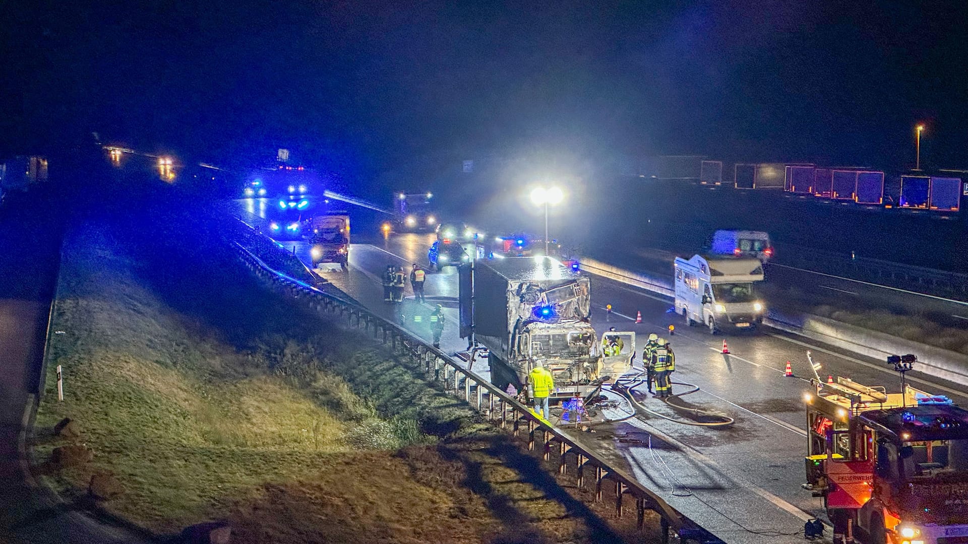 Ein abgebrannter Lkw auf der A5: Im Motorraum hatte sich offenbar ein Brand entwickelt.