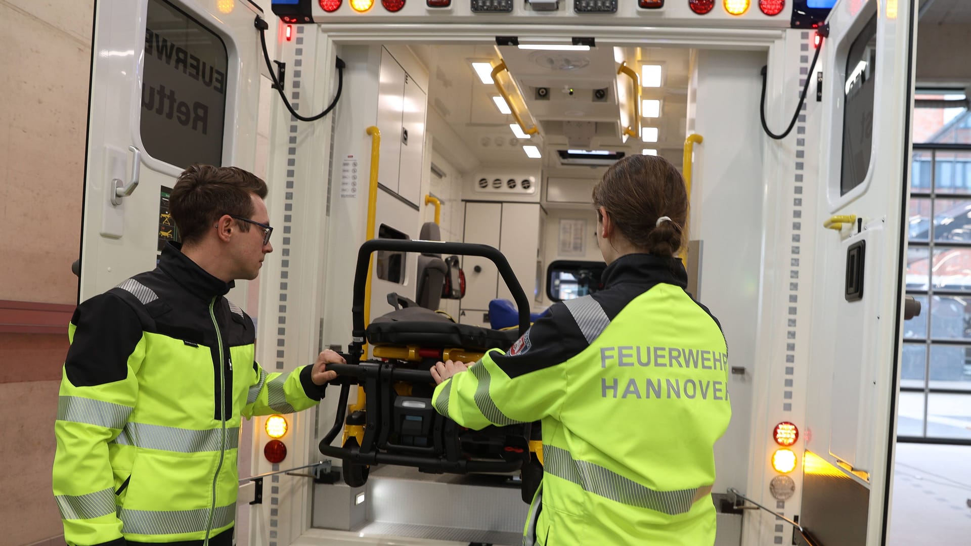 Rettungswagen der Feuerwehr Hannover (Archivbild): In Linden wurden bei einem Brand mehrere Personen verletzt.