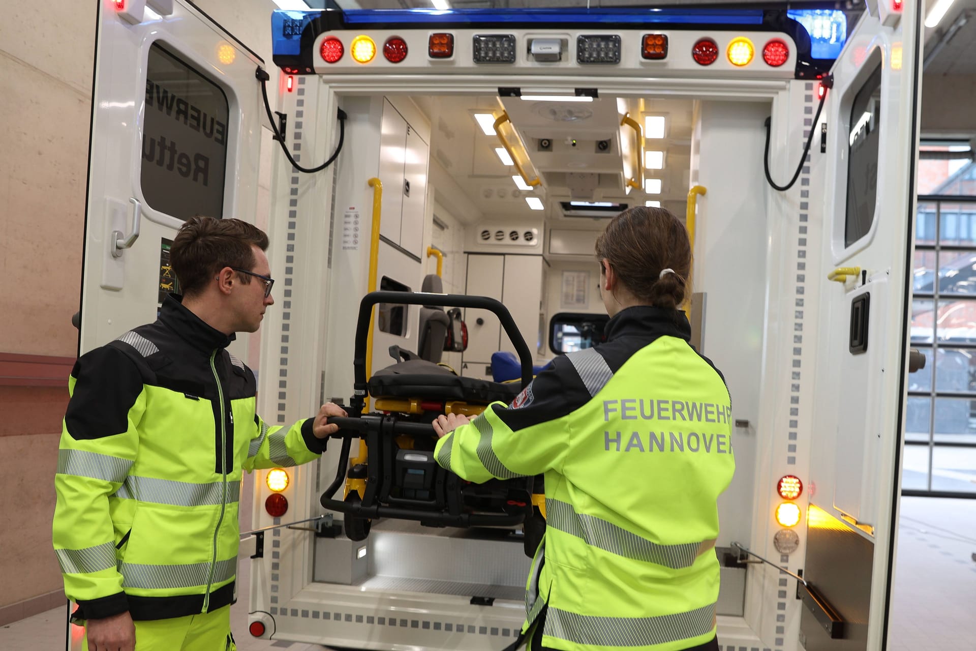 Rettungswagen der Feuerwehr Hannover (Archivbild): In Linden wurden bei einem Brand mehrere Personen verletzt.