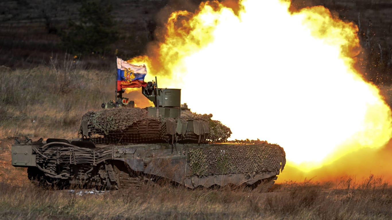 Russischer T-90 Panzer bei einer Übung für den Ukrainekrieg: Ein russischer Oppositioneller kritisiert Putins Kriegsführung und will sich als neuer Präsident zur Wahl stellen.