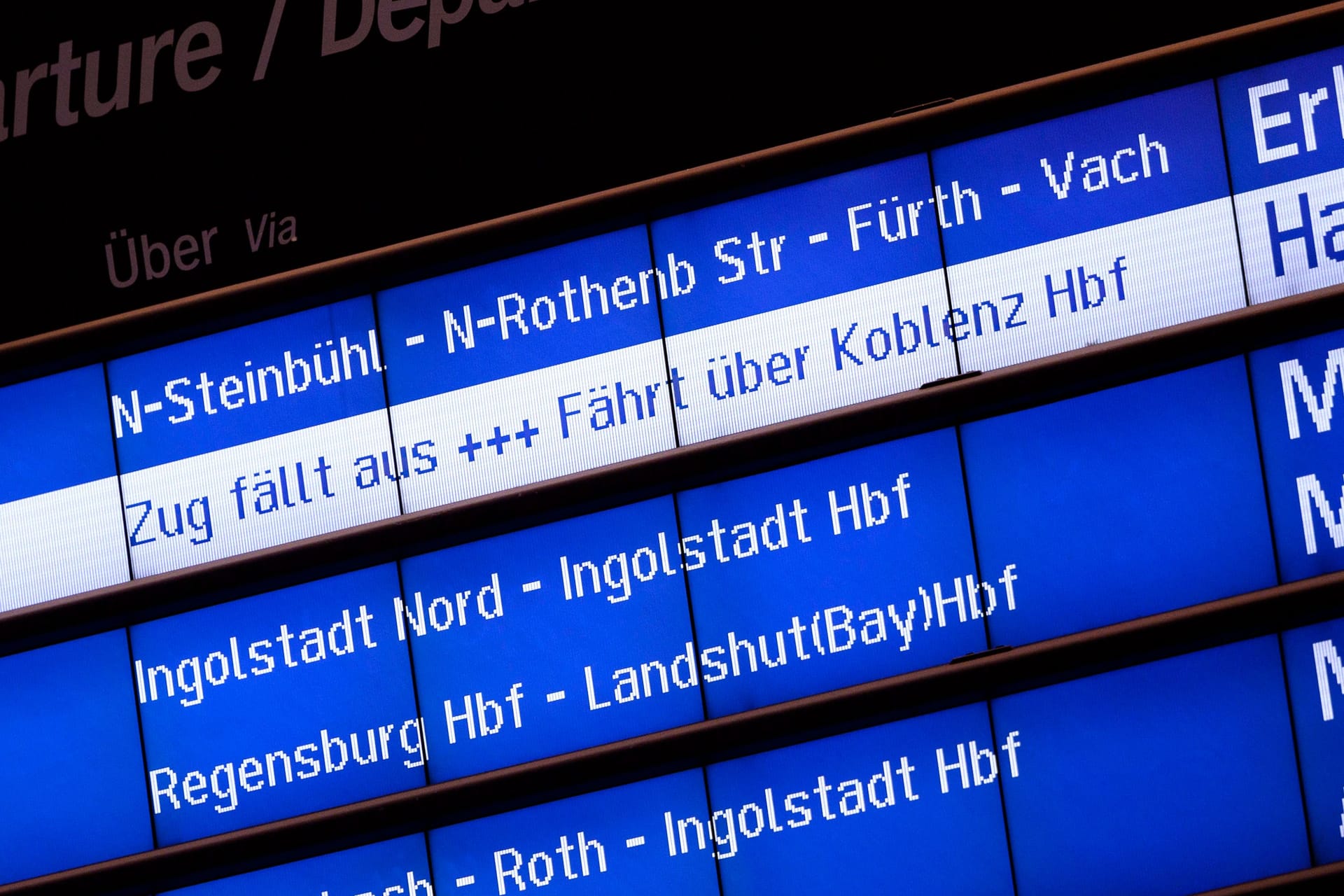 Eine Anzeige weist auf einen Zugausfall hin (Symbolbild): Am Donnerstag kommt es in NRW zu vielen Zugausfällen.