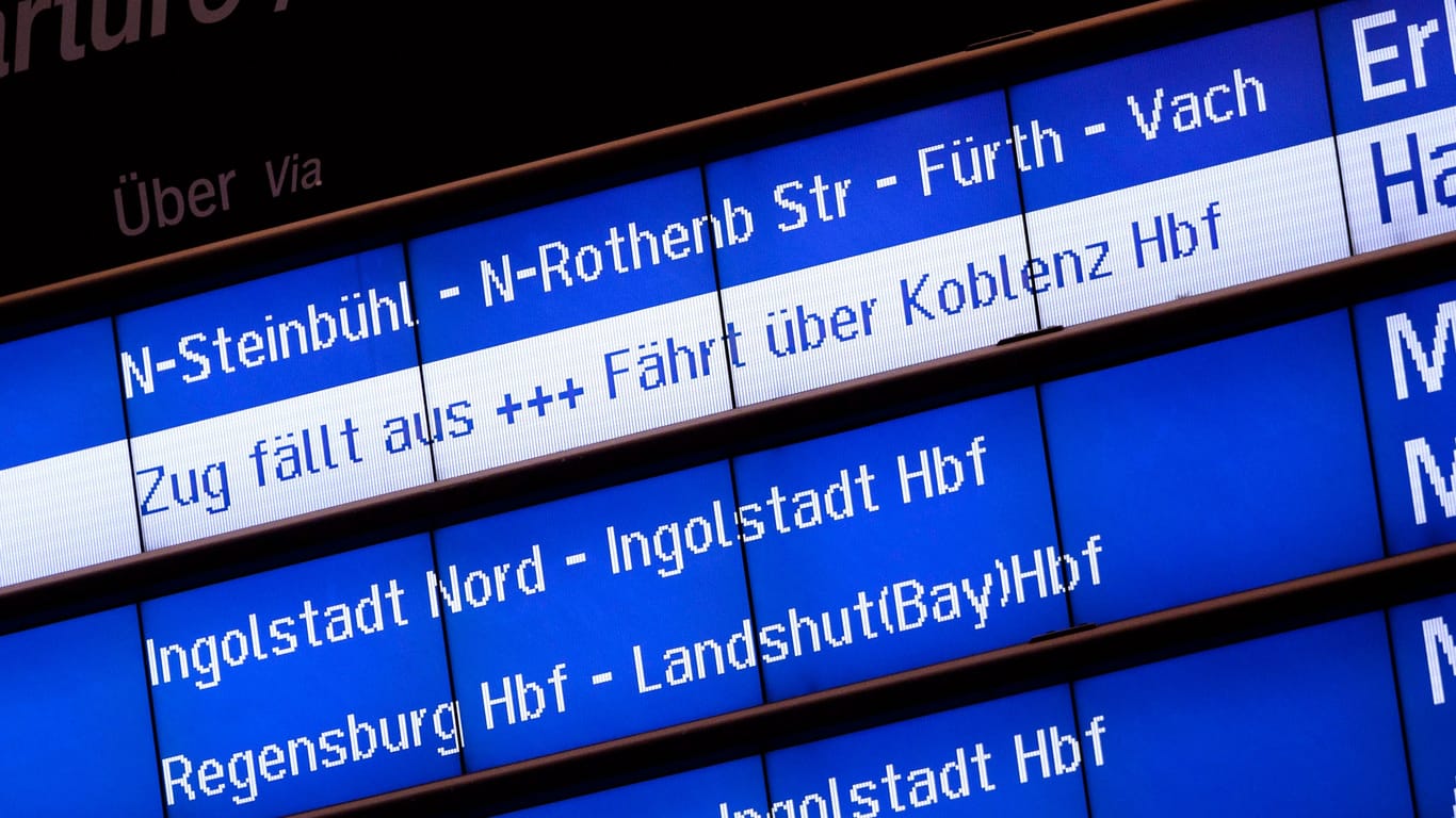 Eine Anzeige weist auf einen Zugausfall hin (Symbolbild): Am Donnerstag kommt es in NRW zu vielen Zugausfällen.