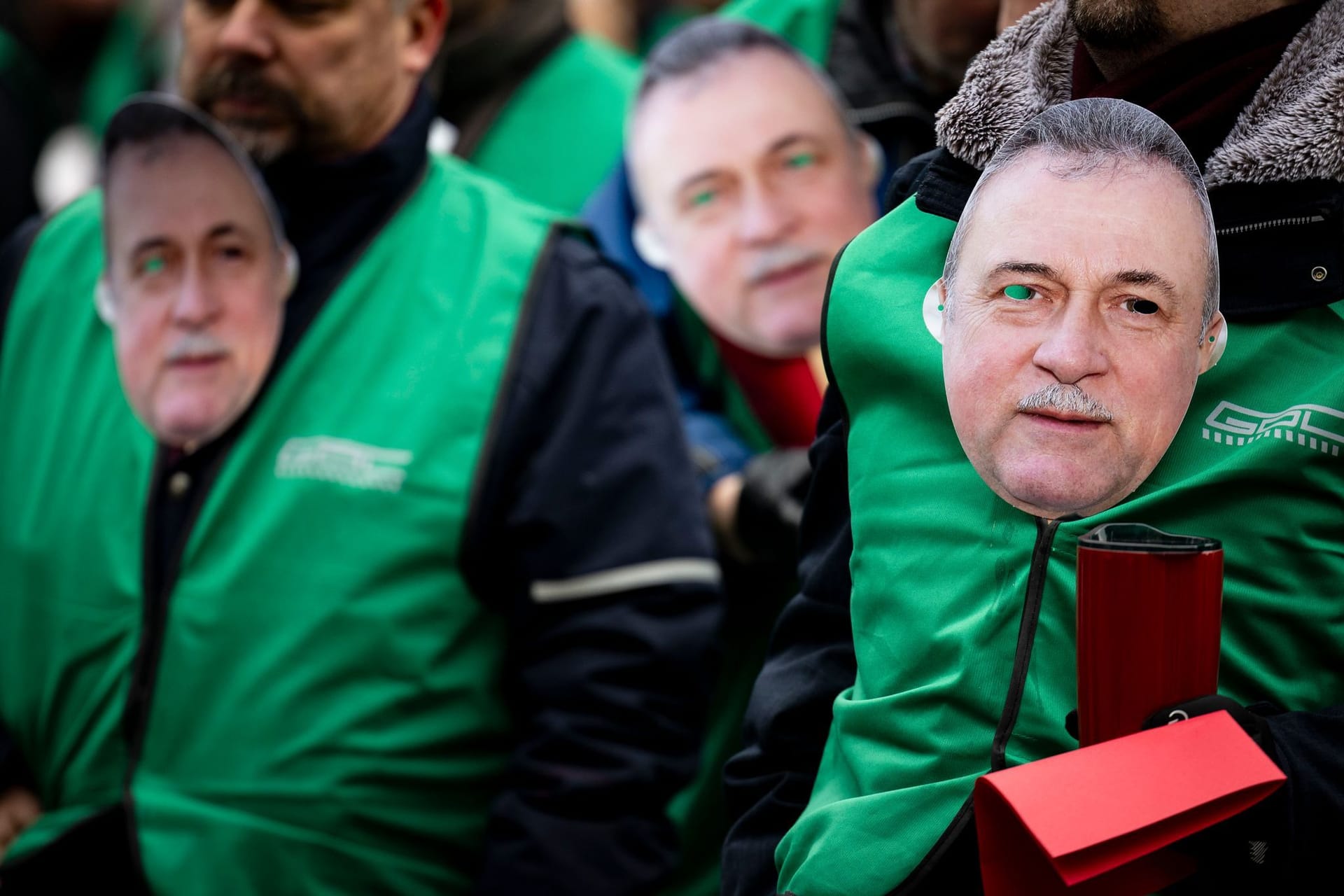 GDL-Demo in Köln (Archivbild): Mitglieder der Lokführer-Gewerkschaft protestieren mit Masken des Vorsitzenden Weselsky.