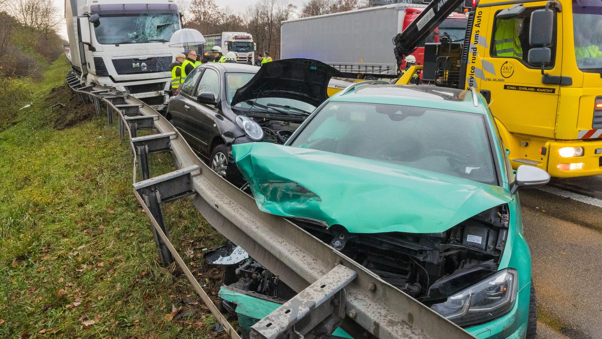 Wegen der Kettenreaktion auf der A3 war ein Großaufgebot von Rettungskräften im Einsatz.