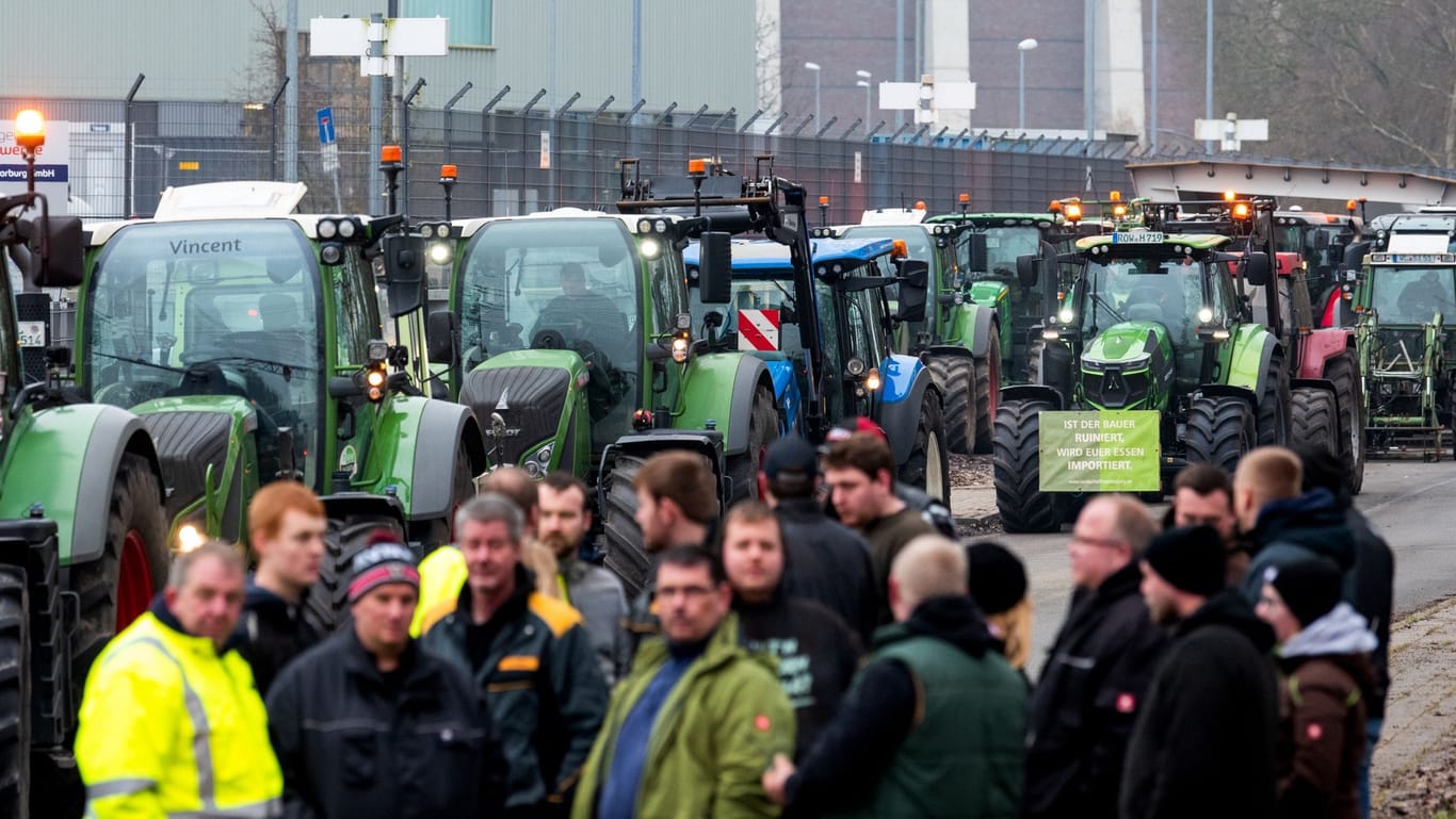 Traktoren bei einer Landwirtdemo: Auch Bremerhaven war von den Protesten betroffen.
