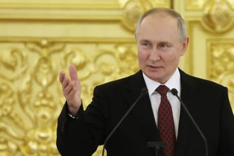 Russlands Präsident Wladimir Putin in der Alexanderhalle im Kreml: Wegen des Angriffskrieges gegen die Ukraine sind die Auslandskontakte des Kremlchefs beschränkt.