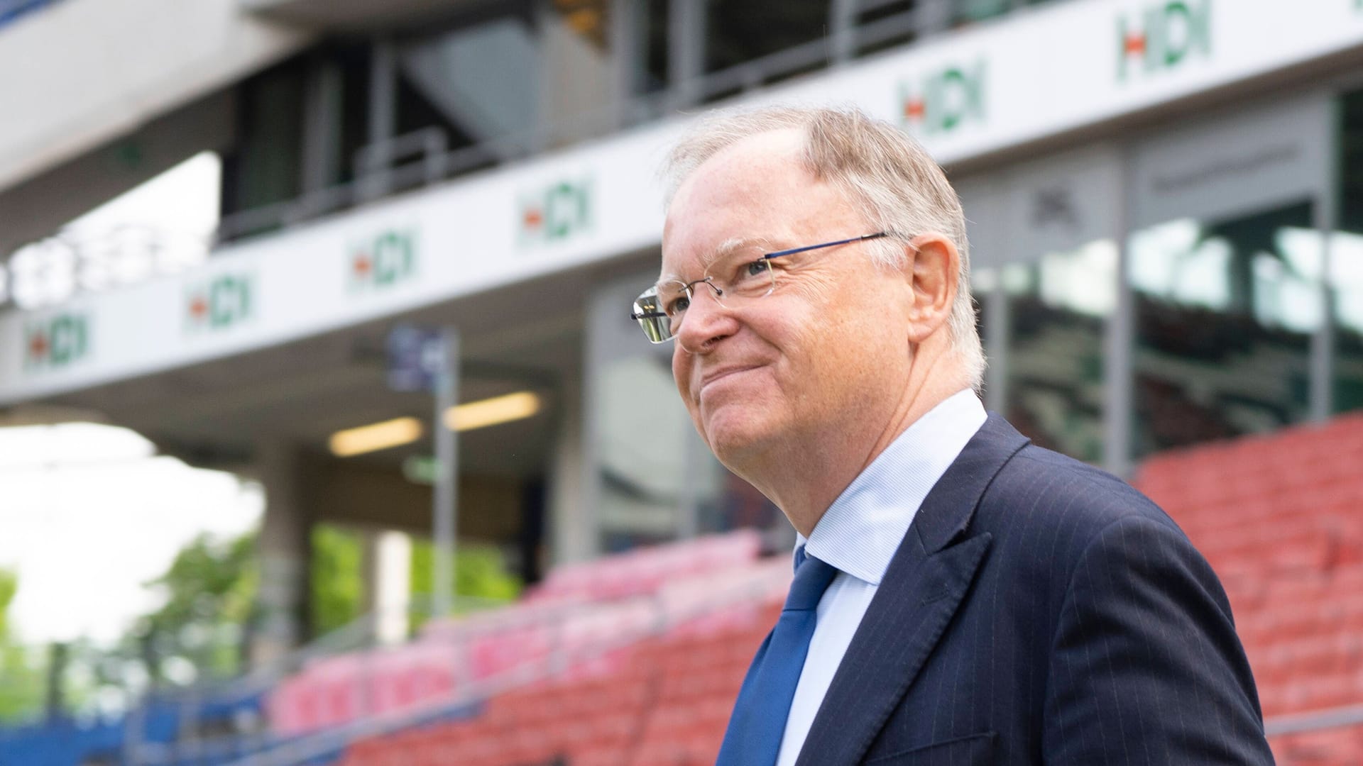 Niedersachsens Ministerpräsident Stephan Weil in der HDI-Arena: Der Politiker ist selbst Fan von Hannover 96.