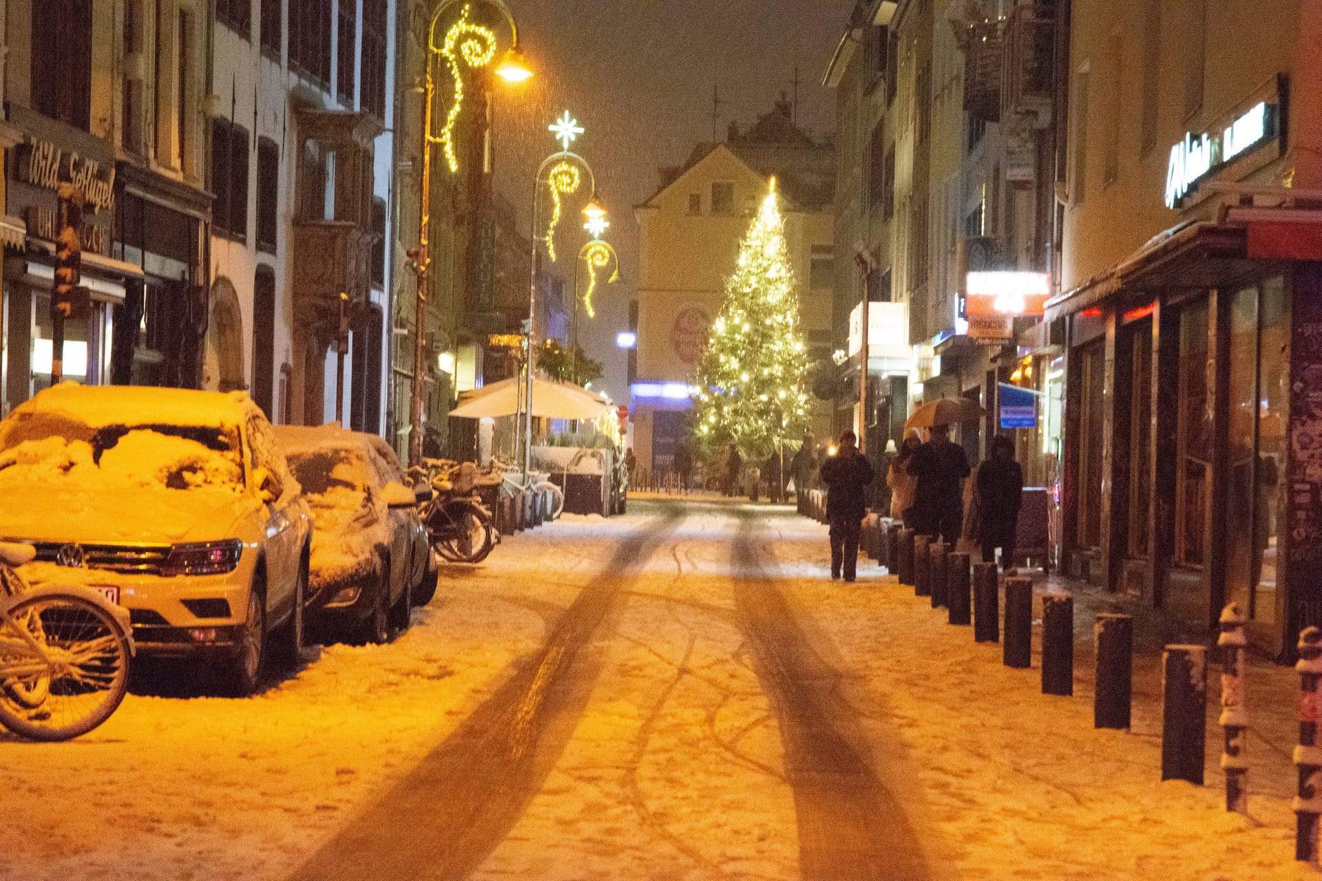 Erster Schnee auf der Severinstraße in Köln am Sonntagabend: Einige Zentimeter blieben liegen.