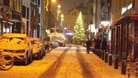 Erster Schnee auf der Severinstraße in Köln am Sonntagabend: Einige Zentimeter blieben liegen.