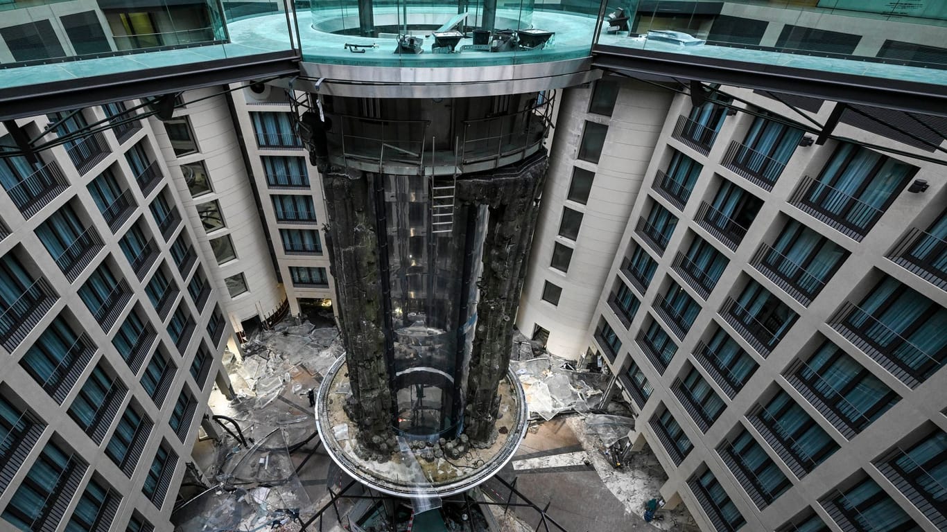 Der zerstörte Zylinder des Aquadoms (Archivbild): Etwa eine Million Liter Wasser ergossen sich vor einem Jahr in ein Hotel und die umliegenden Straßen in der Berliner Innenstadt.