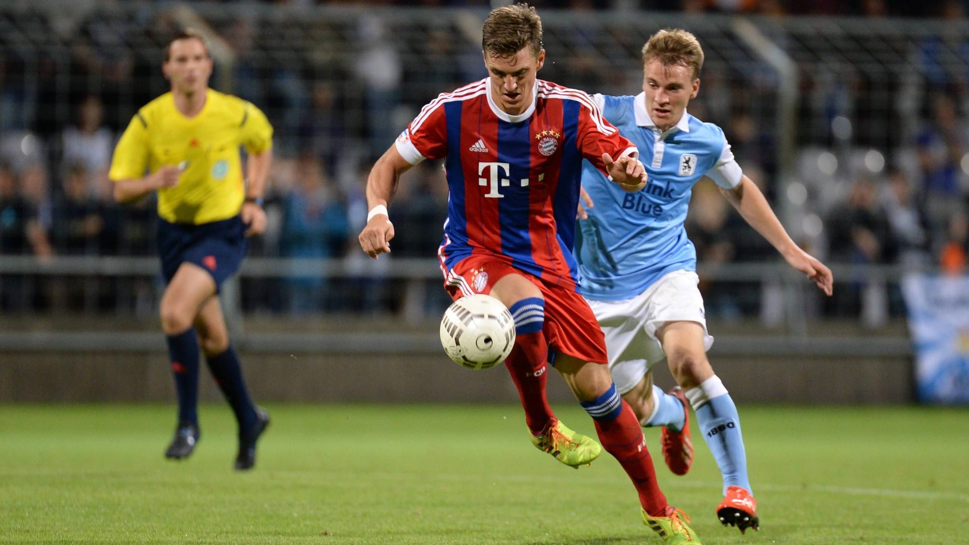 Tobias Schweinsteiger (l.) im Laufduell mit Emanuel Taffertshofer (r.) im Derby zwischen dem FC Bayern II und der Reserve des TSV 1860 München in der Saison 2013/14.