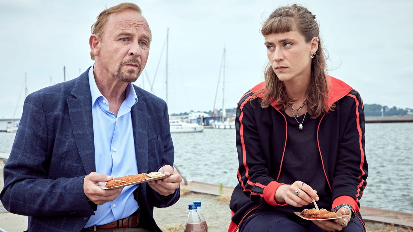 Die Stars aus "Stralsund": Jule Zabek (Sophie Pfennigstorf) und Karl Hidde (Alexander Held).