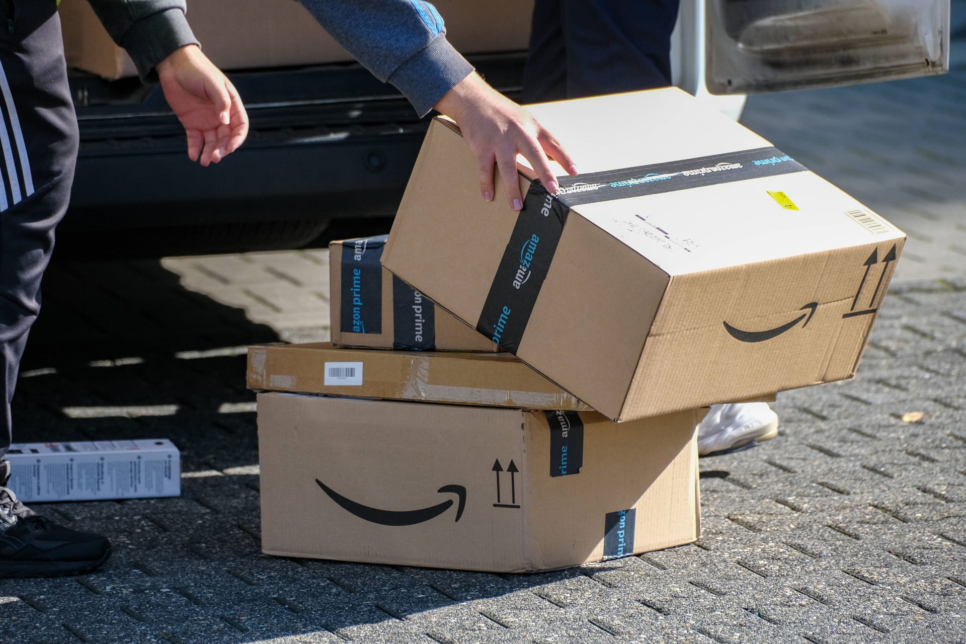 Amazon-Pakete: Die Oster-Angebote starten bereits nächste Woche und locken mit hohen Rabatten.