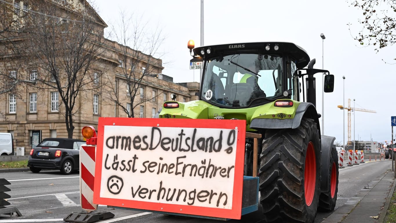 Landwirte demonstrieren mit ihren Traktoren in der Stuttgarter Innenstadt vor dem Opernhaus gegen die Agrarpolitik der Bundesregierung.