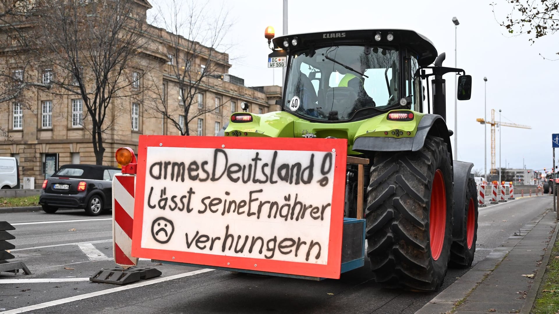 Landwirte demonstrieren mit ihren Traktoren in der Stuttgarter Innenstadt vor dem Opernhaus gegen die Agrarpolitik der Bundesregierung.