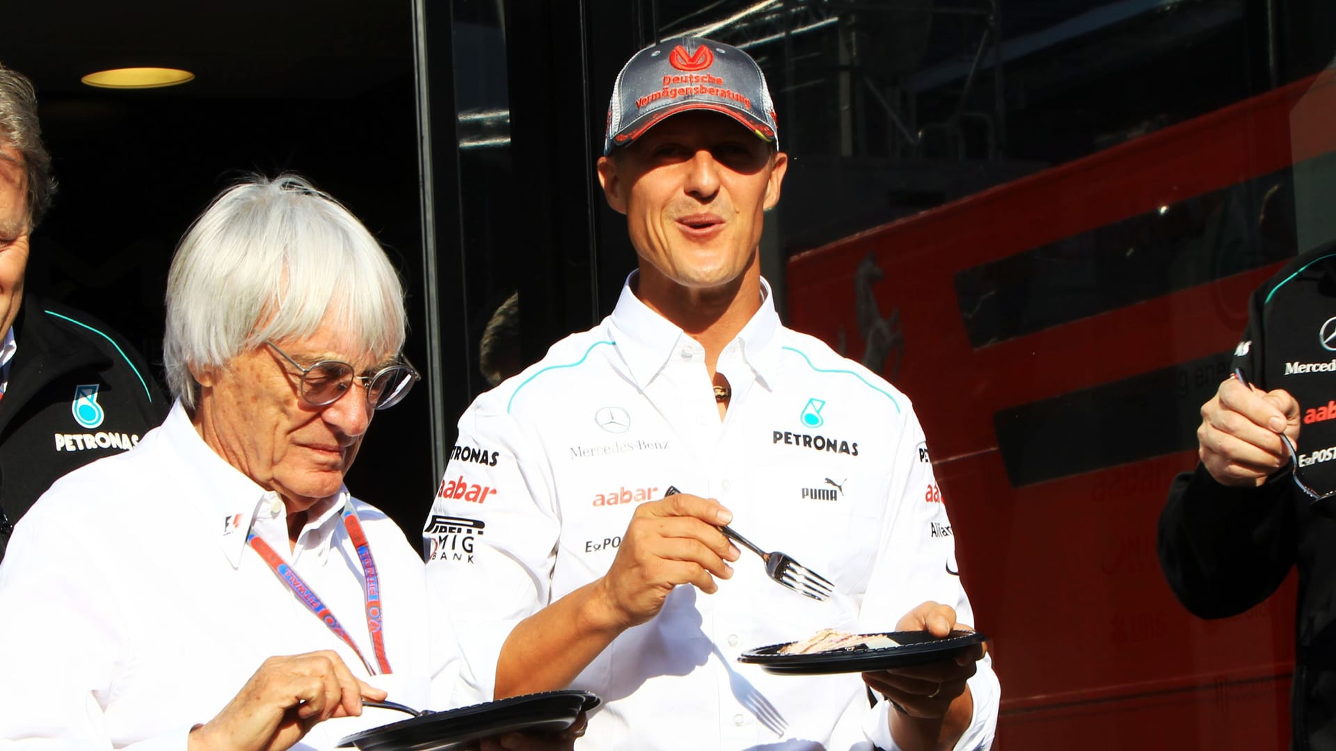 Bernie Ecclestone (links) mit Michael Schumacher: Die beiden arbeiteten über Jahre hinweg zusammen.